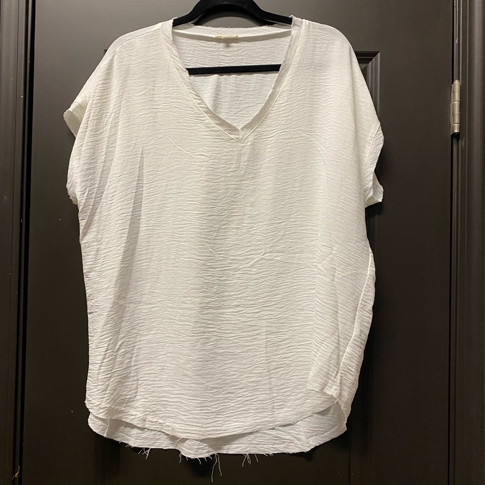 Jodifl white v neck top. Size large.